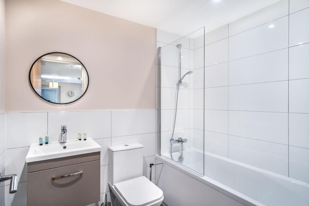 Modern & Spacious 2 Bed In Apartment *