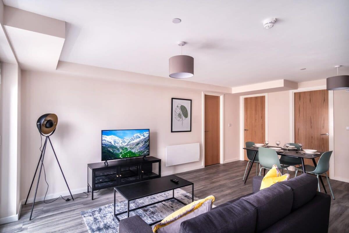 Modern & Spacious 2 Bed In Apartment *