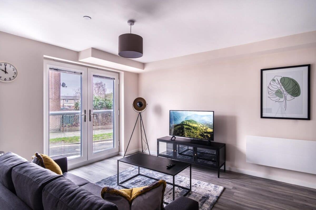 Modern & Spacious 2 Bed In Apartment *