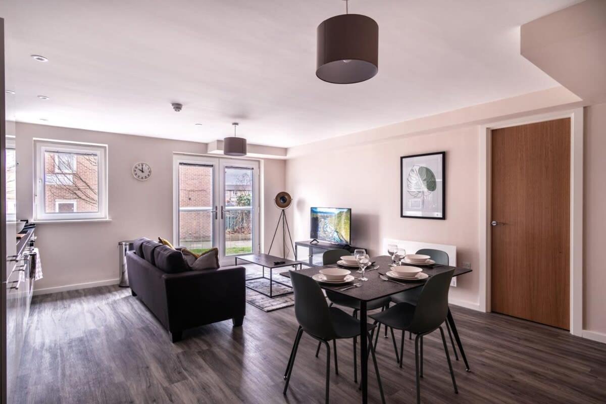 Modern & Spacious 2 Bed In Apartment